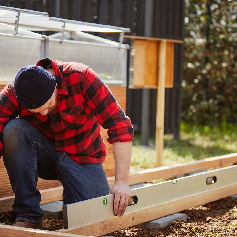 Dünenweg aus Holz bauen: Lagerhölzer ausrichten und montieren