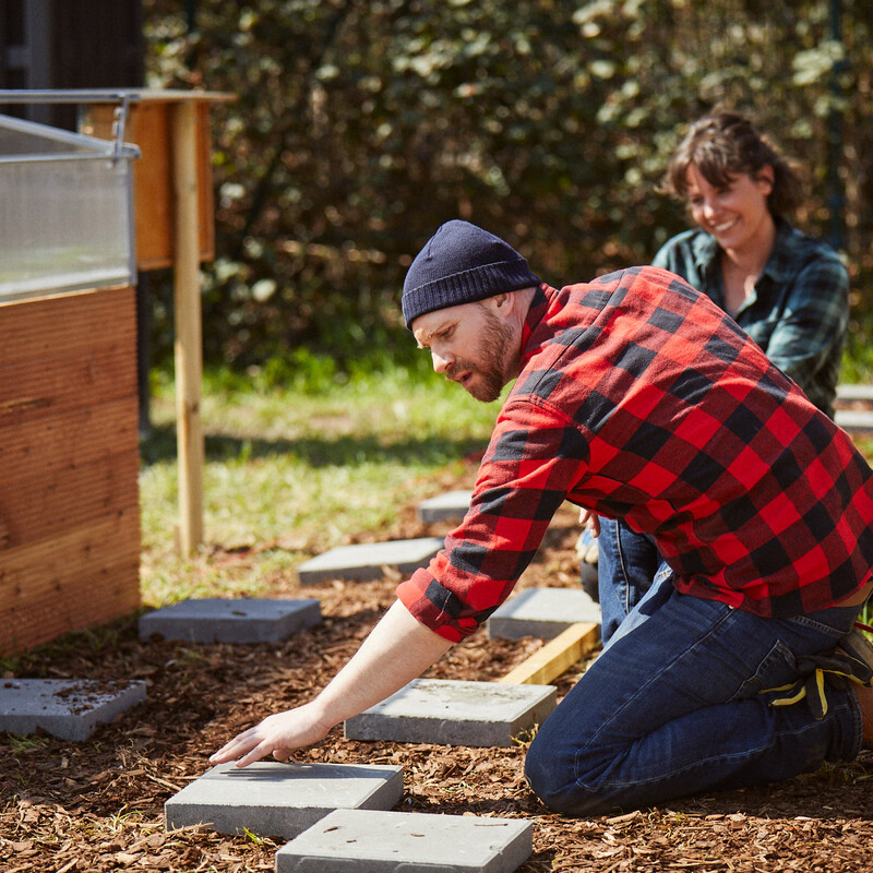 Dünenweg aus Holz bauen: Lagersteine positionieren und ausrichten