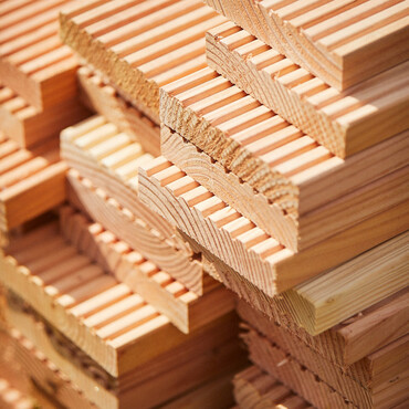 Stapel von Terrassendielen aus Holz