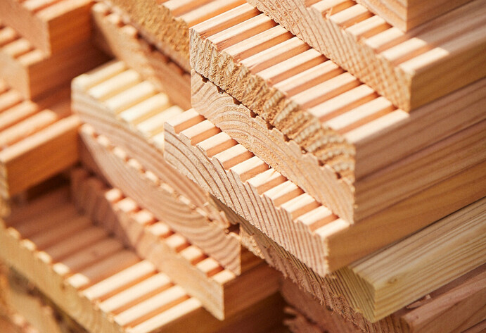 Stapel von Terrassendielen aus Holz