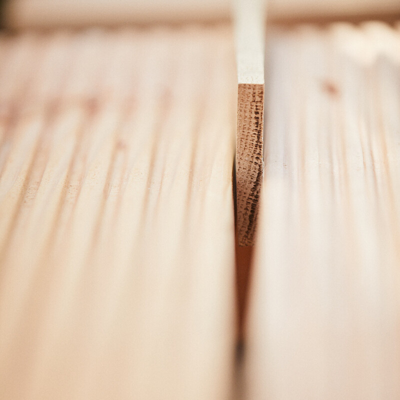Dünenweg aus Holz bauen: Kantholz als Abstandshlter zwischen den Dielen