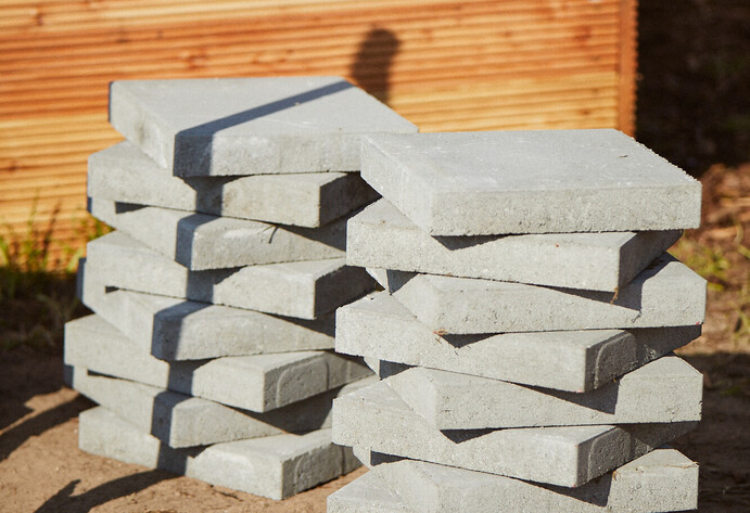 Gestapelte Betonplatten