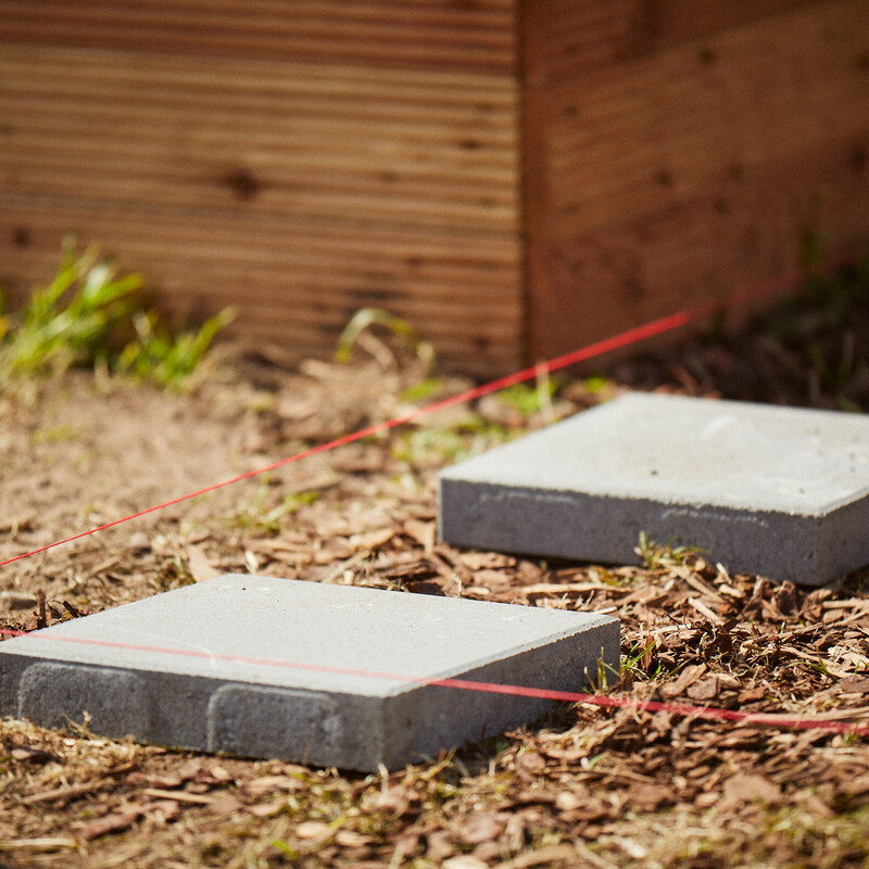Dünenweg aus Holz bauen: Unterkonstruktion mit Lagersteinen vorbereiten