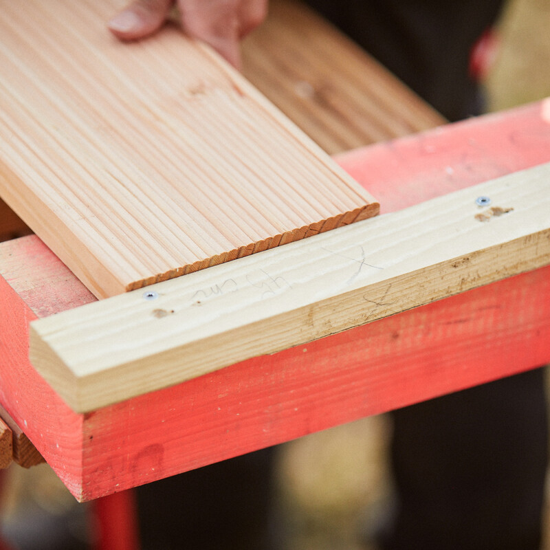 Dünenweg aus Holz bauen: Holdielen zusägen