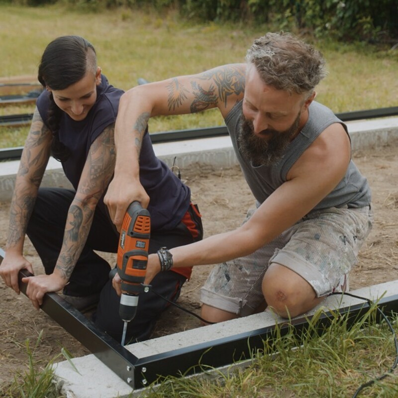 Fundamentrahmen auf Fundament fixieren