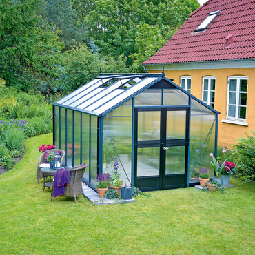 Gew&auml;chshaus steht neben Wohnhaus