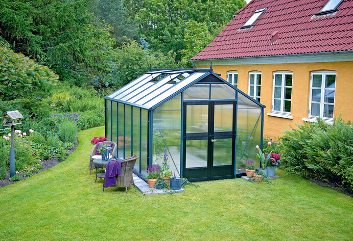 Gew&auml;chshaus steht neben Wohnhaus