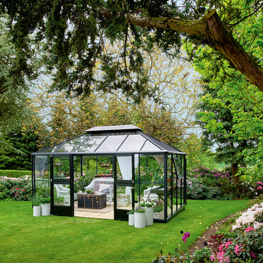 Gew&auml;chshaus steht mitten im Garten