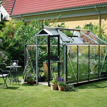 Gew&auml;chshaus steht im Garten