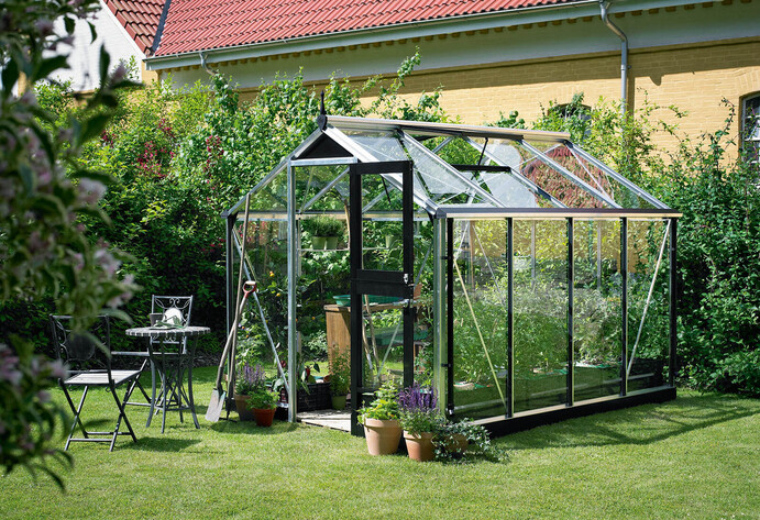 Gew&auml;chshaus steht im Garten