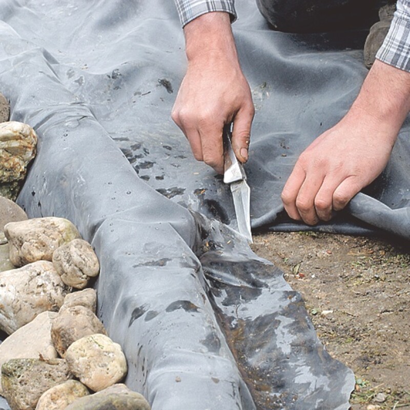 Teichfolie zerschneiden