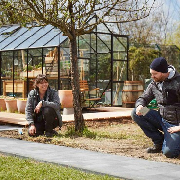 Steinpalttenweg anlegen: Steinplattenweg im Garten