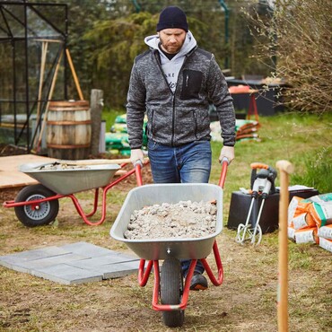 Steinpalttenweg anlegen: Transport des Füllmaterials zur Baugrube