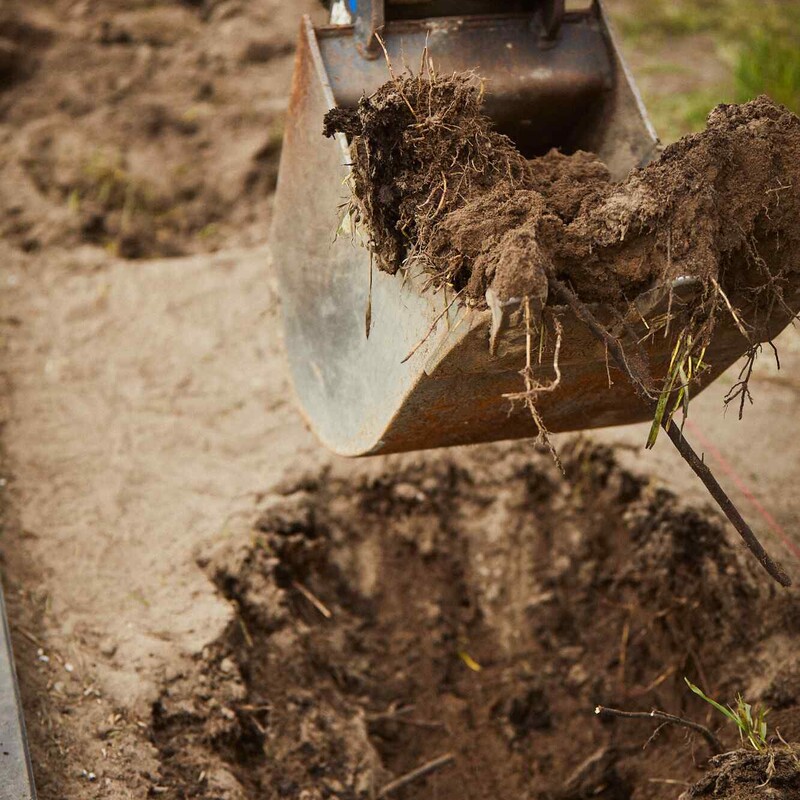 Steinpalttenweg anlegen: Aushub der Baugrube mit dem Mini-Bagger