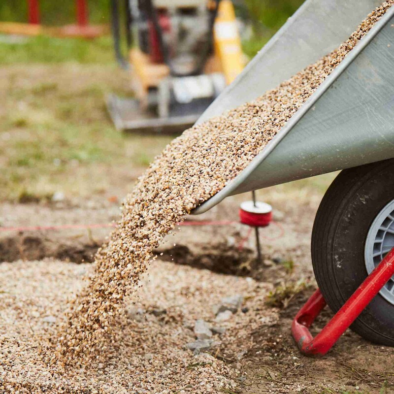 Steinpalttenweg anlegen: Feinen Splitt in die Baugrube füllen