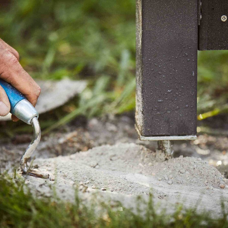 Sichtschutzzaun bauen: Pfosten einbetonieren