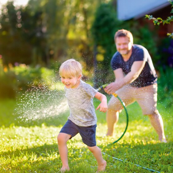 Urlaubsfeeling im eigenen Garten mit Gartenschlauch, Gartendusche & Co.