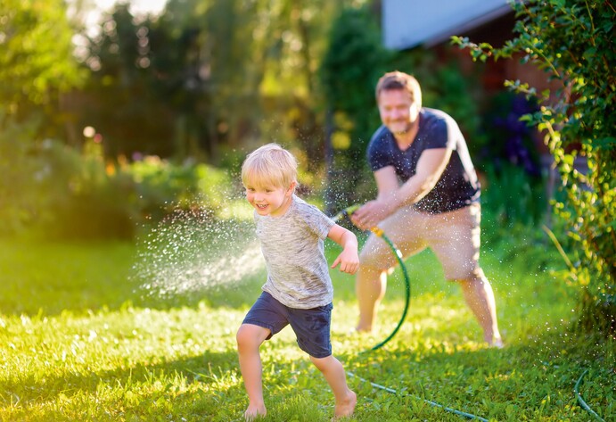 Urlaubsfeeling im eigenen Garten mit Gartenschlauch, Gartendusche & Co.