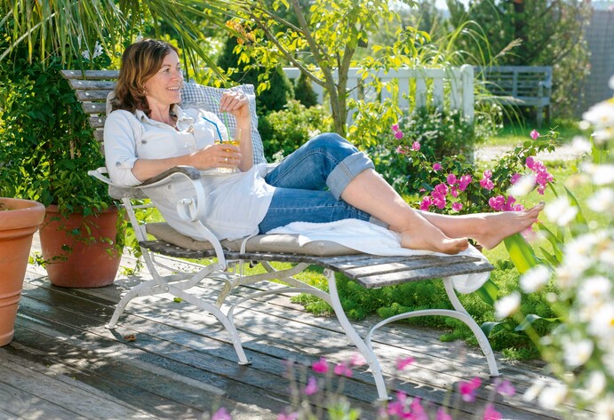 Passende Möbel für den Urlaub im Garten: Auszeit auf dem Liegestuhl