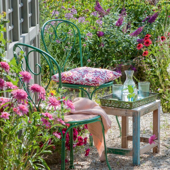 Verschiedene Urlaubs-Bereiche im Garten