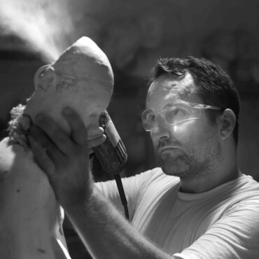Jason deCaires Taylor mit Schutzbrille arbeitet an einer Skulptur