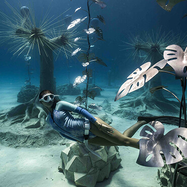 Schnorchlerin schwimmt im Unterwassermuseum von Musan
