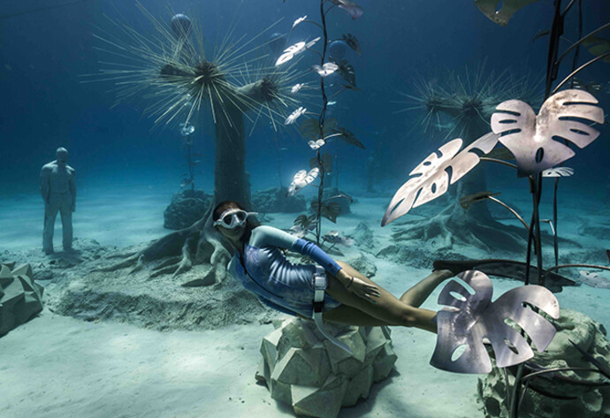 Schnorchlerin schwimmt im Unterwassermuseum von Musan