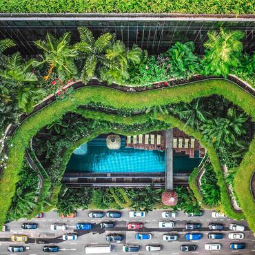 Blick von oben auf begrünte Hotelfassade in Singapur