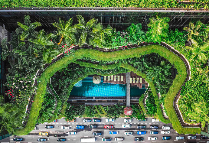 Blick von oben auf begrünte Hotelfassade in Singapur