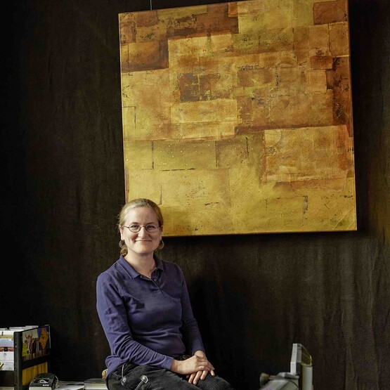 Michelle Sachs vor Goldbild