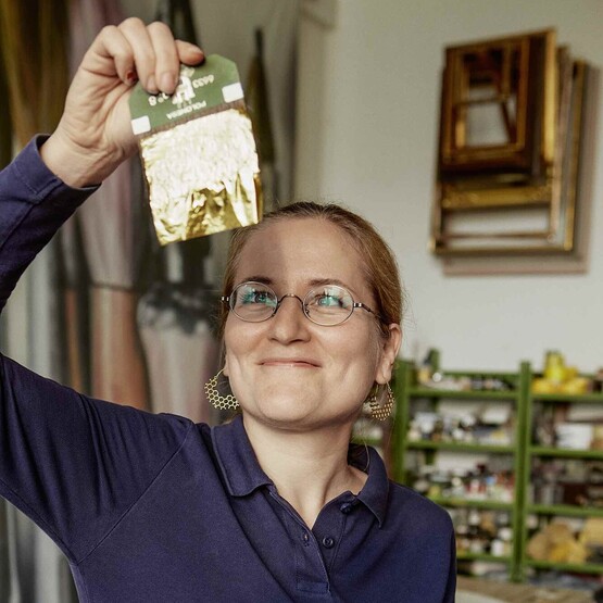 Michelle Sachs h&auml;lt Blattgold