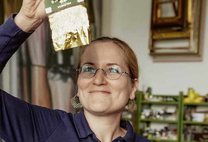 Michelle Sachs h&auml;lt Blattgold