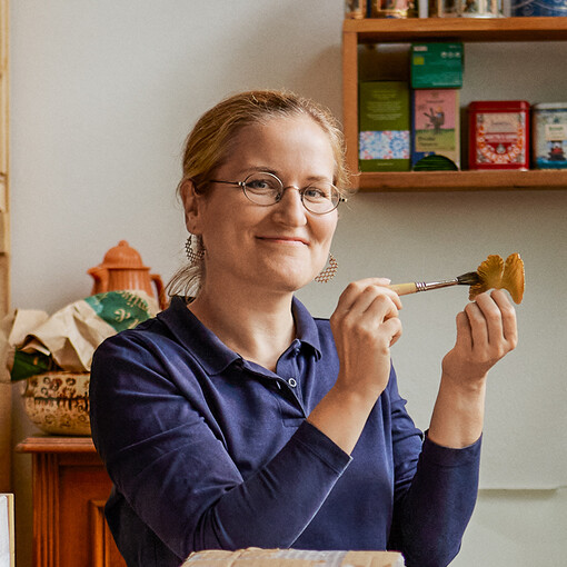 Michelle Sachs h&auml;lt goldenes Gingkoblatt