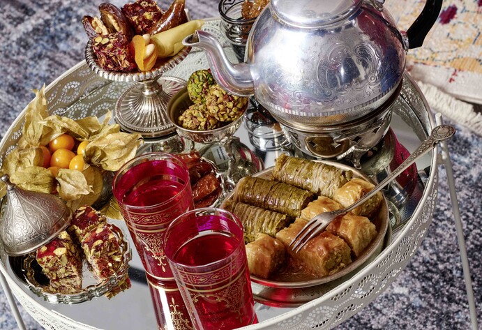 Beistelltisch mit orientalischem Gebäck und Tee