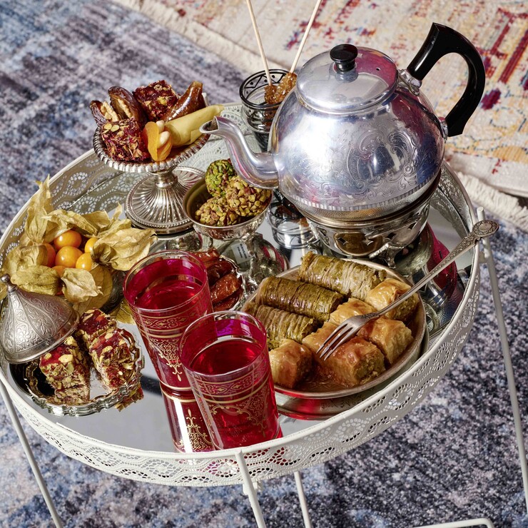Beistelltisch mit orientalischem Gebäck und Tee