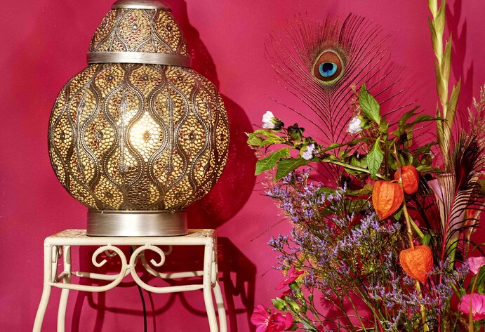 Kleine Stehlampe neben Blumenvase