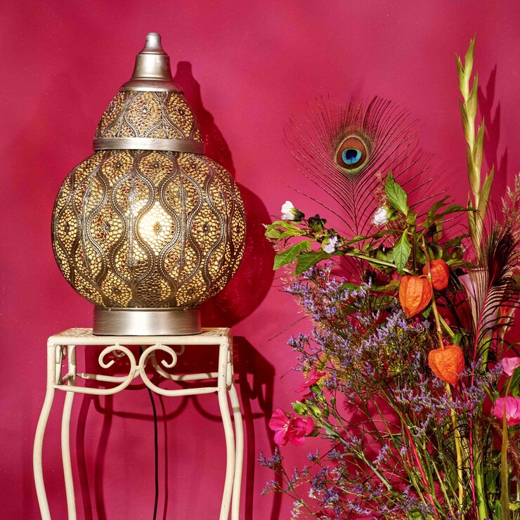 Kleine Stehlampe neben Blumenvase