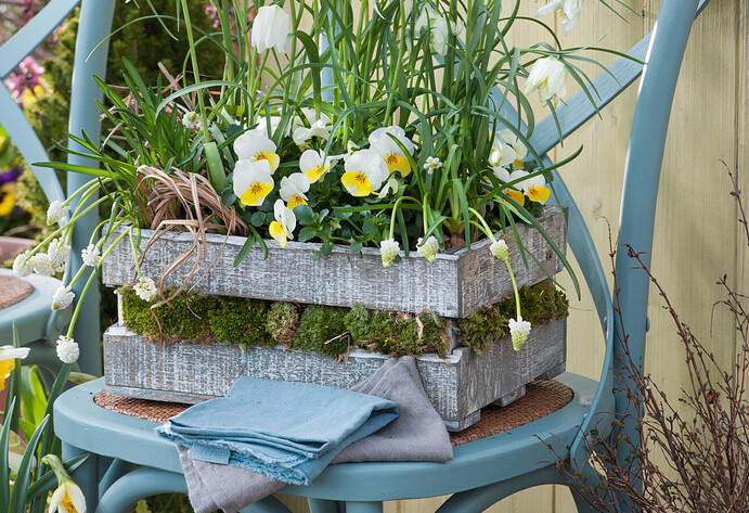 Natürliche Osterdeko auf der Terrasse