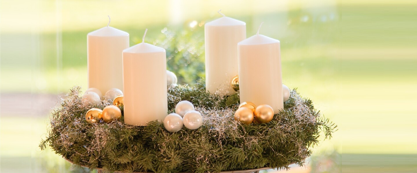 Adventskranz mit wei&szlig;en Kerzen