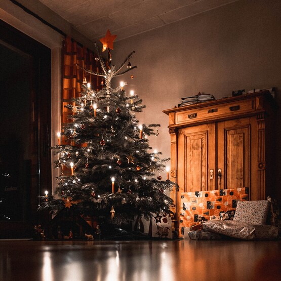 Weihnachtsbaum mit brennenden Lichtern
