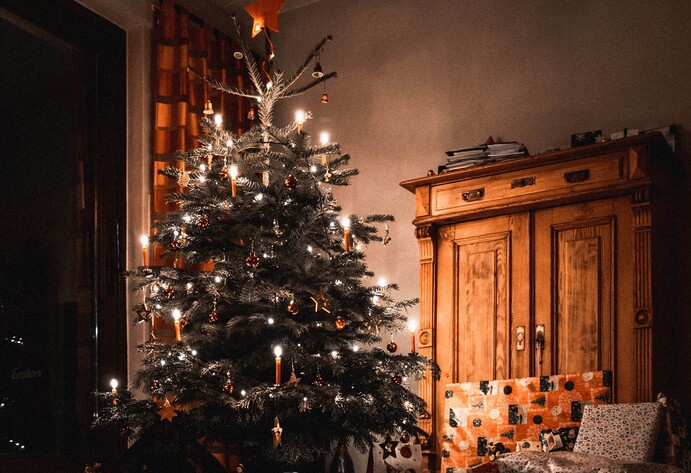 Weihnachtsbaum mit brennenden Lichtern