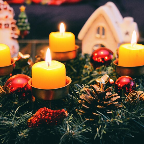 Adventskranz mit brennenden Kerzen
