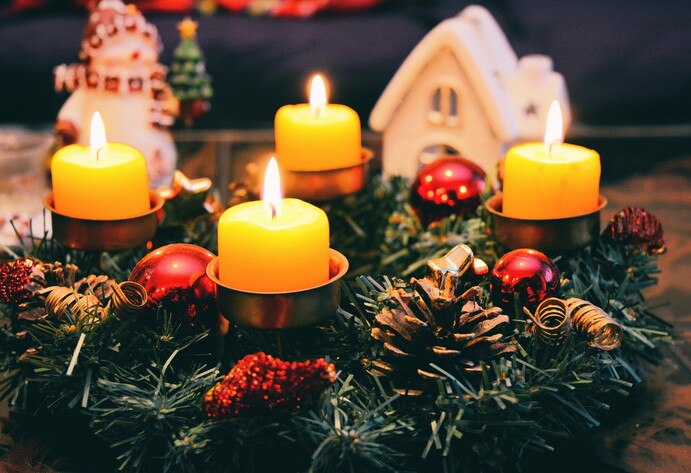 Adventskranz mit brennenden Kerzen