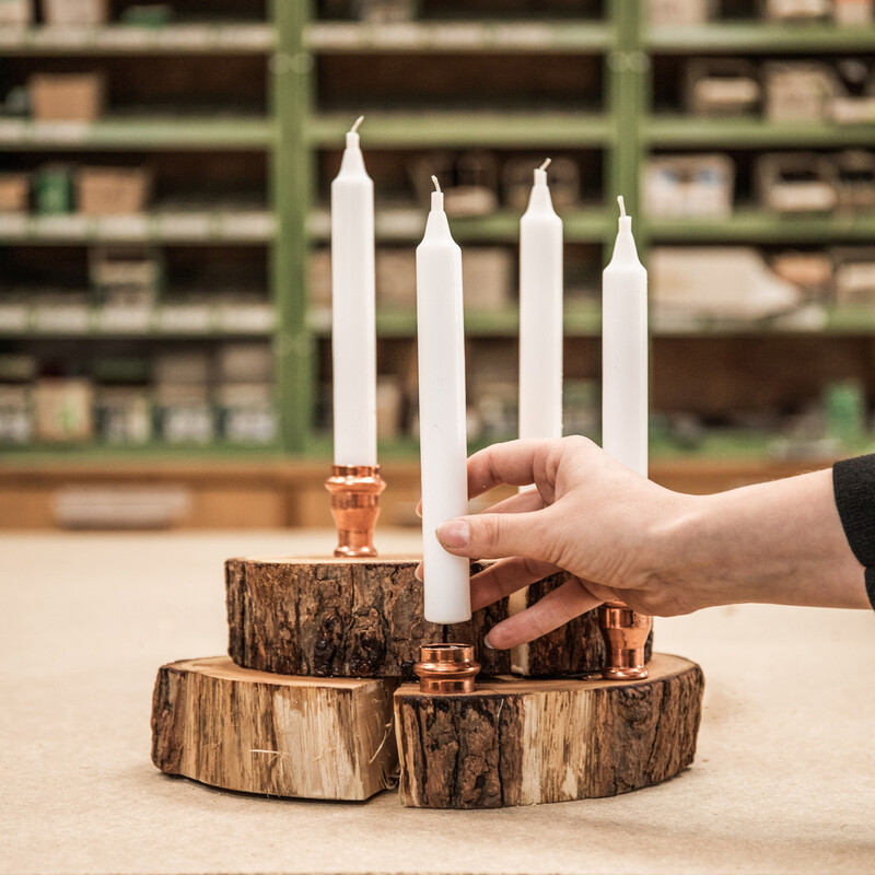 Adventskranz aus Baumscheiben: Kerzen einsetzen