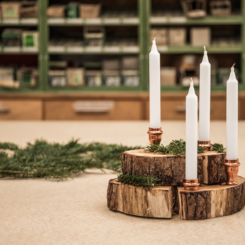 Adventskranz aus Baumscheiben: Baumscheiben dekorieren