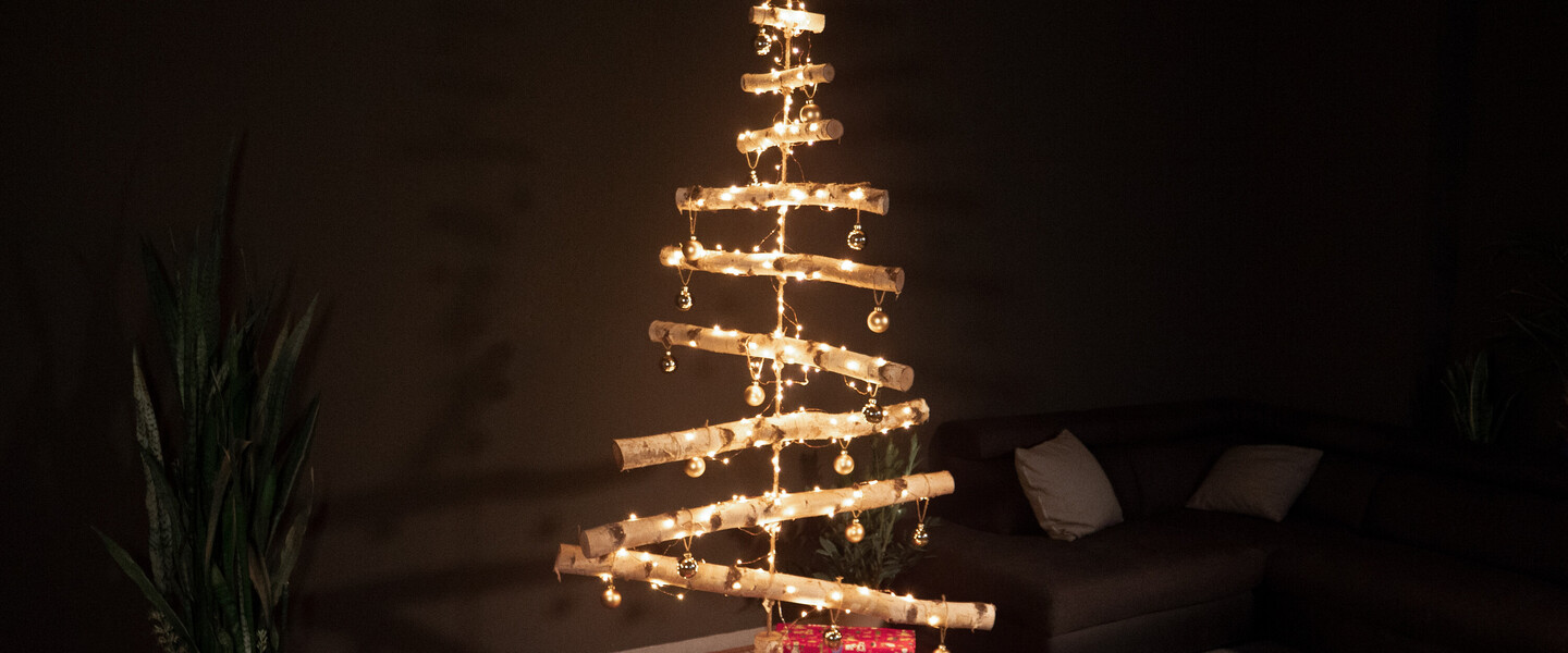 Weihnachtsbaum aus Birkenstämmen