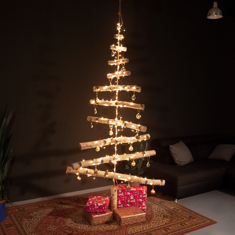 Weihnachtsbaum aus Birkenstämmen