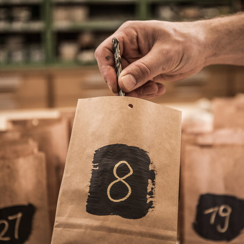 Heimwerker-Adventskalender: Papiertüten befüllen