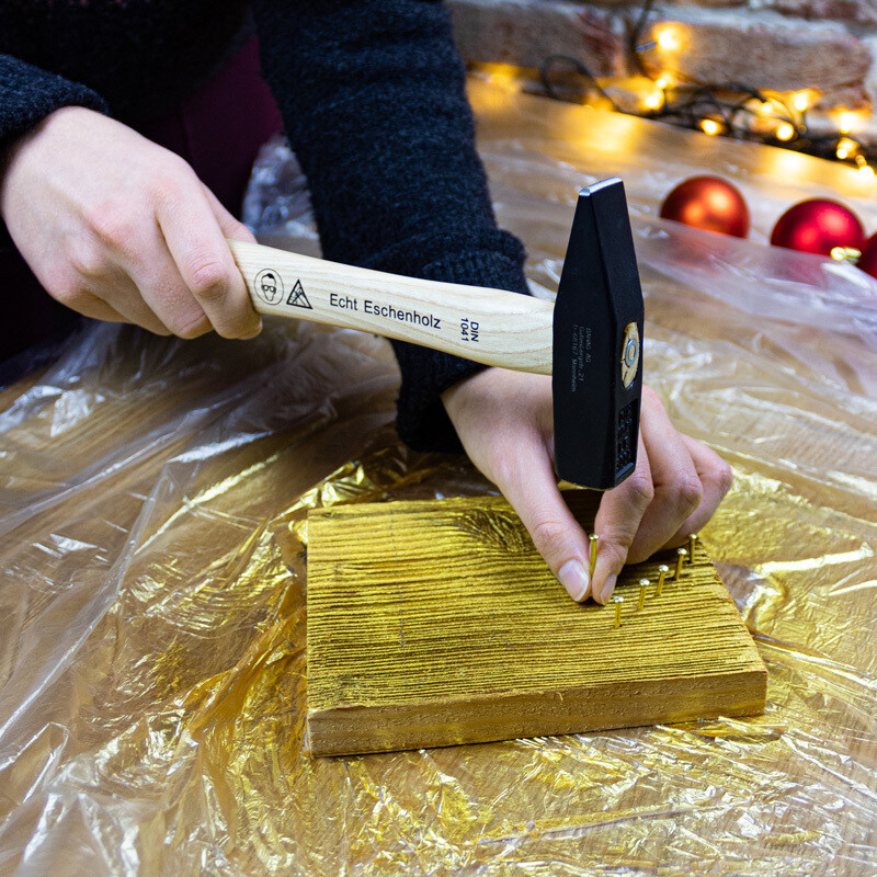 Nägel werden in Holz geschlagen