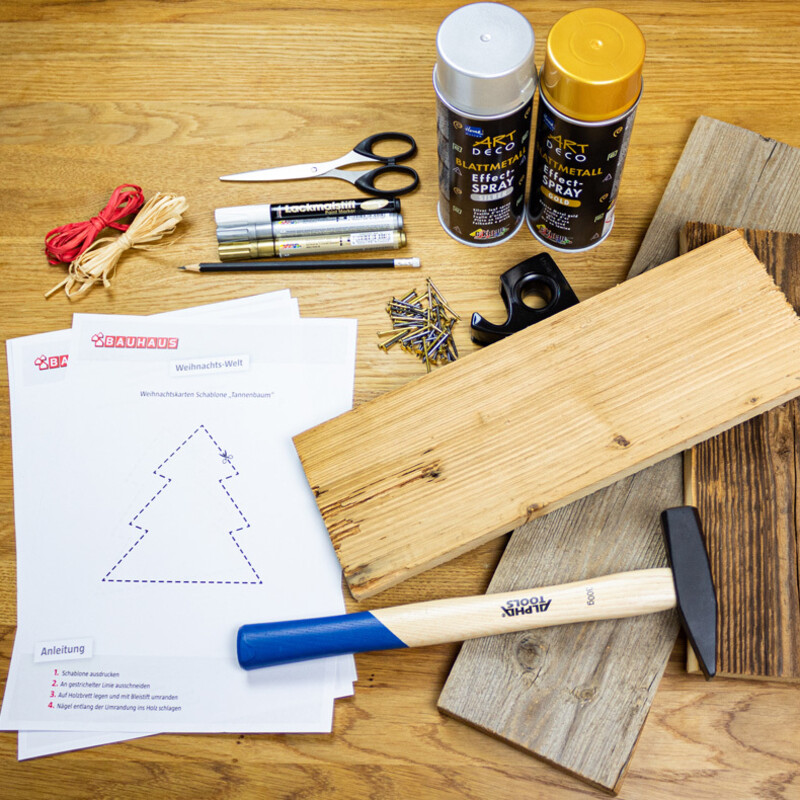 Material für Holzkarten liegt auf dem Tisch